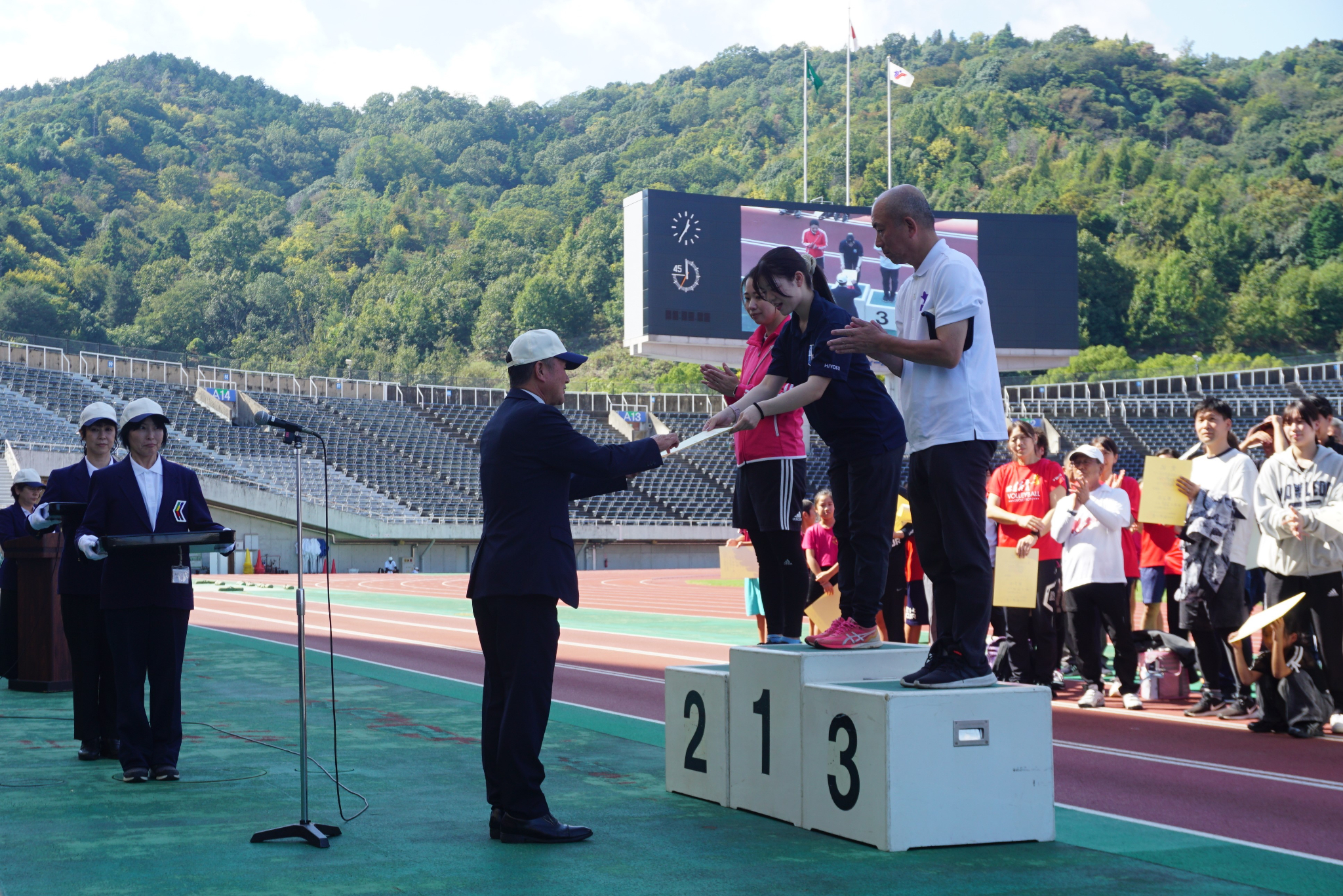 安佐南スポレク女子リレー表彰R8.jpg