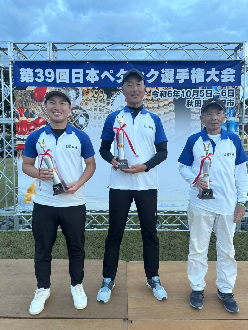優勝した矢野ペタンククラブのみなさん（左から、内田 健斗さん　キャプテンの三好 功さん　湯木 正治さん）