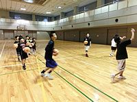 広島ドラゴンフライズのスタッフが指導するバスケットボール教室